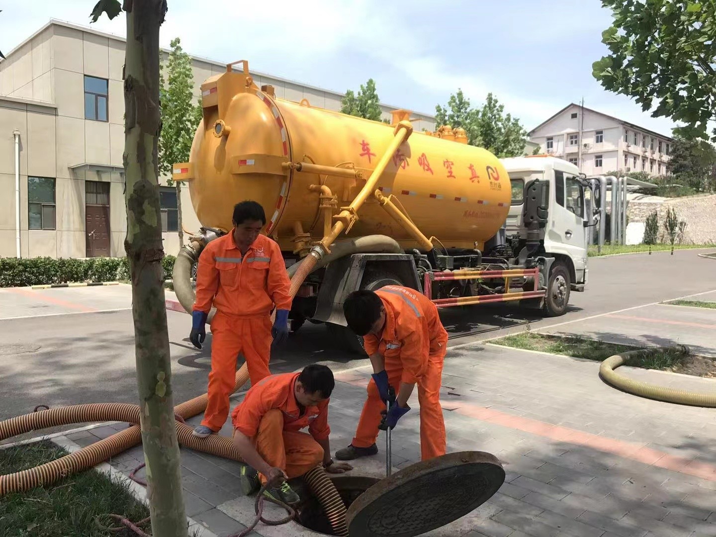 松溪管道疏通车停在窨井附近